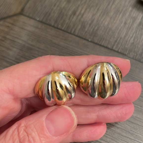 Vintage Round Two-tone Ribbed Clip Earrings - Picture 5 of 15